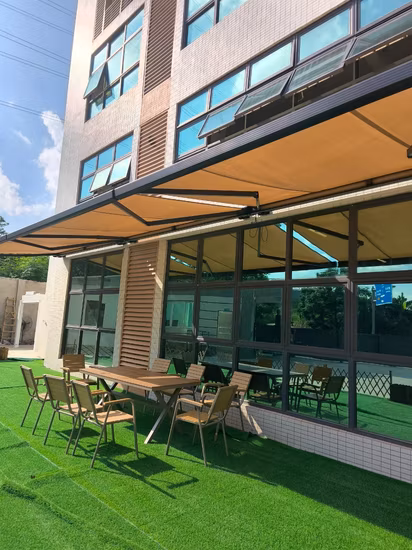 Vollautomatische Terrassendach-Schiebe-Gartenmöbel, SPA-Grill, Lamellendach, wasserdichter Pavillon, Aluminium-Pergola, einziehbare Markise mit Seitenwand